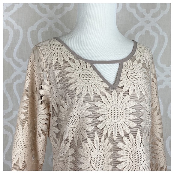 Daisy Lace Embroidered Top - Picture 5 of 8